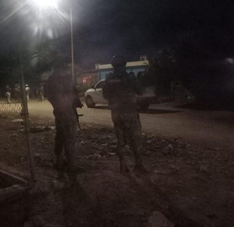 Personal militar resguarda el lugar de los hechos