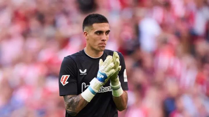 Alex Padilla deja un mensaje a la afición de Pumas durante su llegada a México