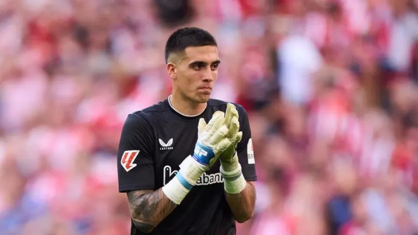 Alex Padilla deja un mensaje a la afición de Pumas durante su llegada a México