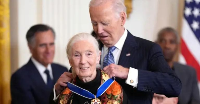 Recibiendo la Medalla Presidencial de la Libertad de Estados Unidos de manos de Joe Biden