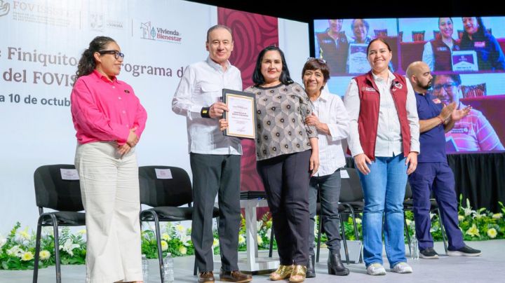 Entrega gobernador de Sonora, Alfonso Durazo, títulos de vivienda del Fovissste