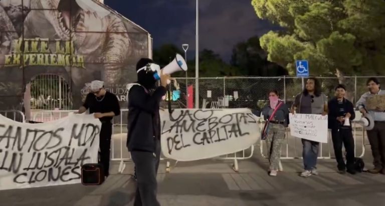 Estudiantes protestaron por show de Alejandro Fernández