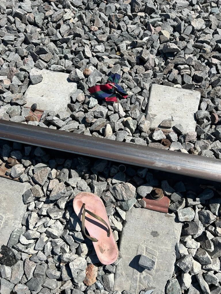 Las fotos de los hechos comenzaron a circular por redes sociales y se pueden ver las pertenencias de la víctima