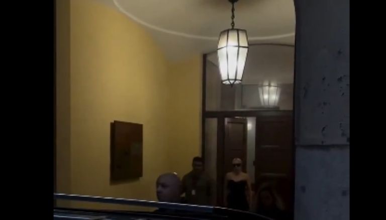 Lady Gaga saliendo del lugar 