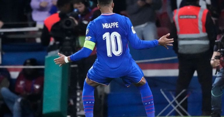 El astro galo celebra su anotación 