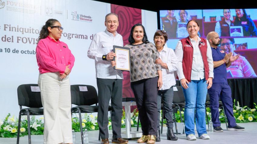 Entrega gobernador de Sonora, Alfonso Durazo, títulos de vivienda del Fovissste