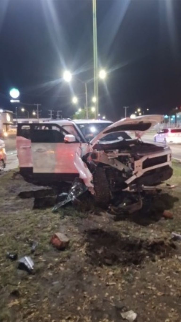 Dos mujeres, una menor de edad, quedan lesionadas en tremendo choque en Hermosillo