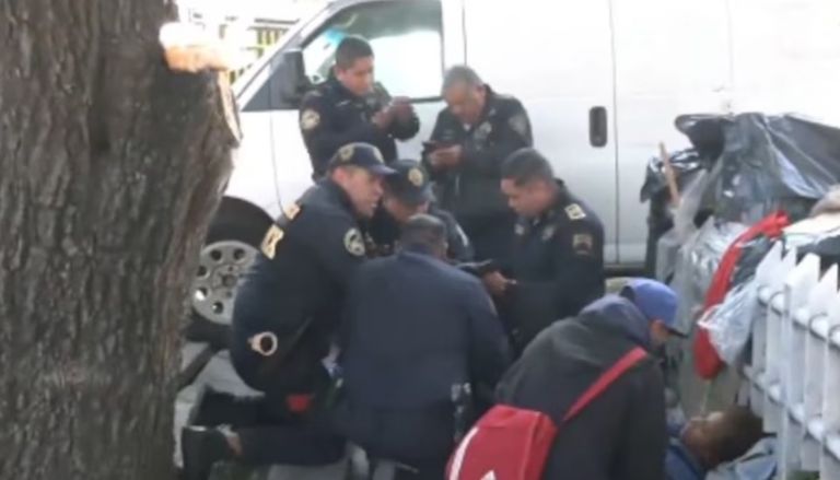 Una mujer de 36 años dio a luz en la calle 