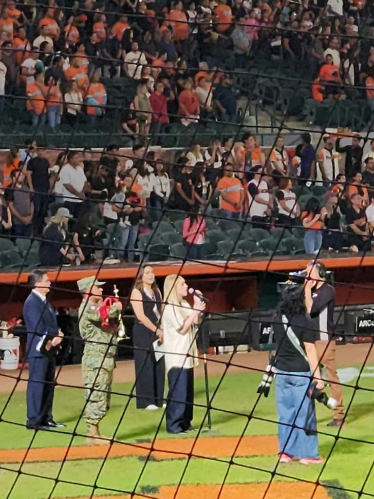 Honores a la bandera con la participación de la 4.ª Zona Militar y entonación del Himno Nacional por Silvia Caballero.