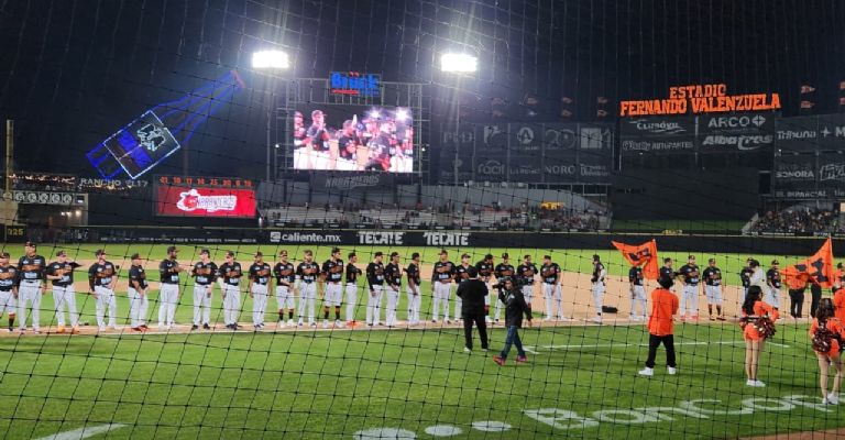 Se presentan los 17 veces campeones Naranjeros de Hermosillo. 