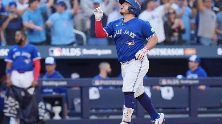 Alejandro Kirk iguala y supera marcas de Vinny Castilla en los playoffs de MLB