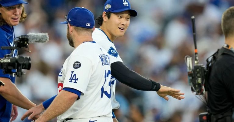 Ohtani festeja la victoria con Muncy 