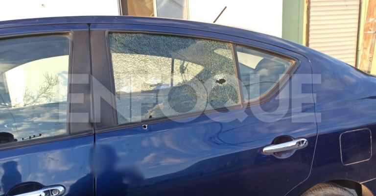 Un auto que estaba estacionado en la vivienda presentó impacto de bala.
