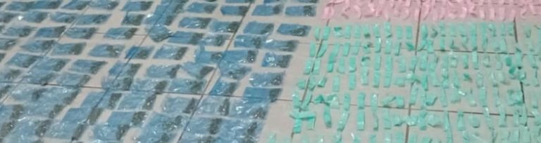 Los envoltorios de presunta droga incautada en el acto