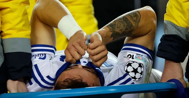 El mexicano dejó el campo en camilla