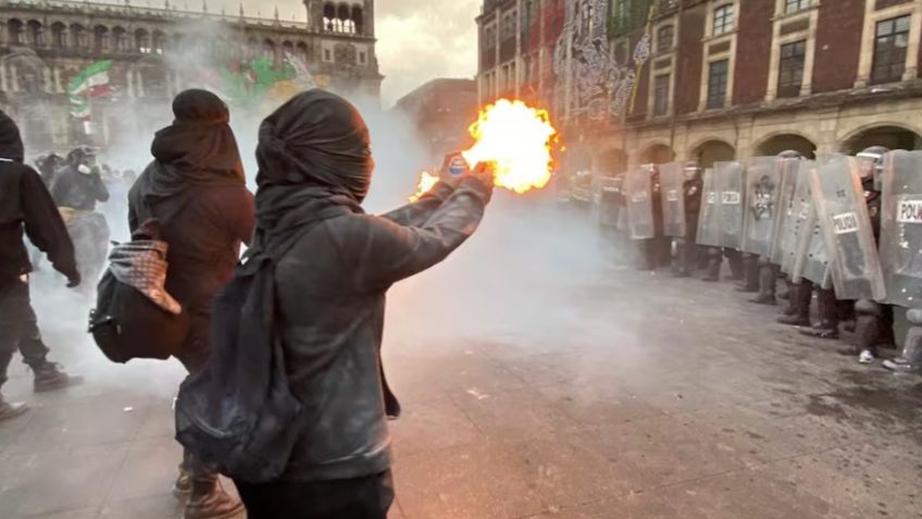 Se registran enfrentamientos entre manifestantes y policías en marcha del 2 de octubre en la Ciudad de México