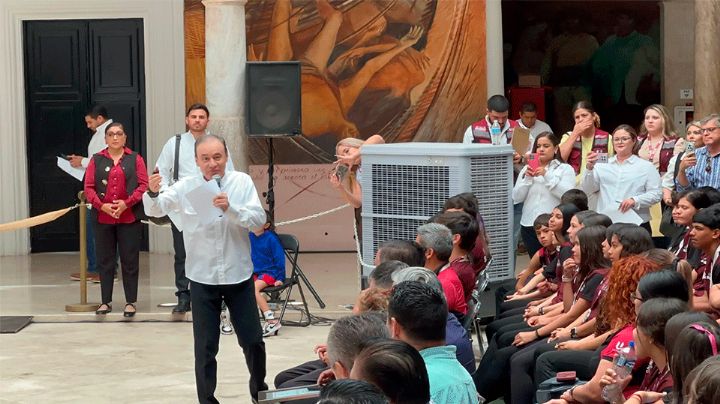 Alonso Durazo premia a estudiantes por su desempeño en Juegos Deportivos Nacionales 2024-2025