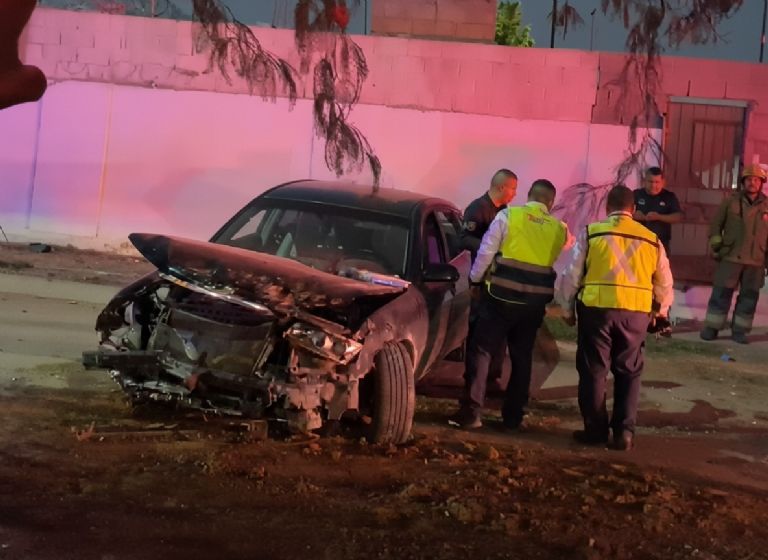 El vehículo chocó contra un muro, causándole un boquete