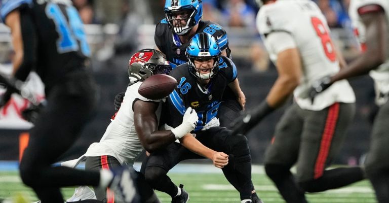 Goff sufrió de más con la defensiva de los Bucs