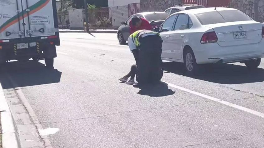 Vehículo golpea y atropella a joven mujer cerca de la Unison en Hermosillo; queda tirada en el pavimento