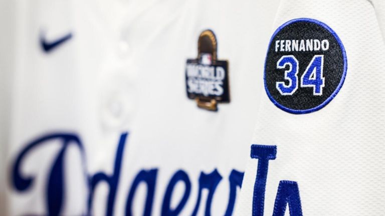 Parche de Fernando Valenzuela en el uniforme de Dodgers