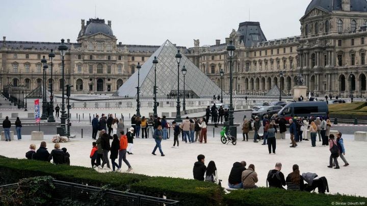 Tras polémico robo millonario, el Museo del Louvre en París vuelve a abrir sus puertas