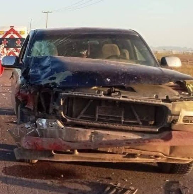 Trascendió que el motociclista intentó hacer maniobras de rebase y se impactó contra una camioneta.