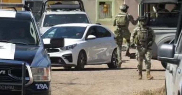 Los sospechosos circulaban a bordo de un automóvil Kia Forte, color blanco y modelo reciente.