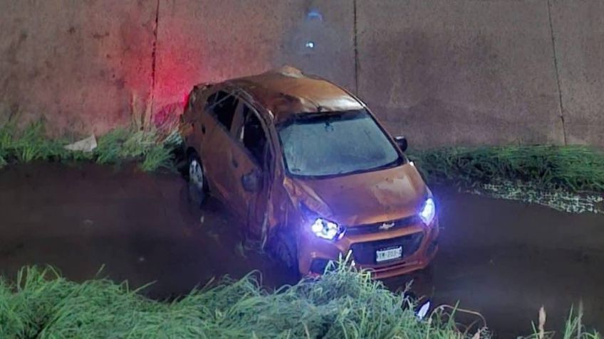 Madrugada de angustia en Navojoa: Conductor cae con su automóvil dentro de un canal