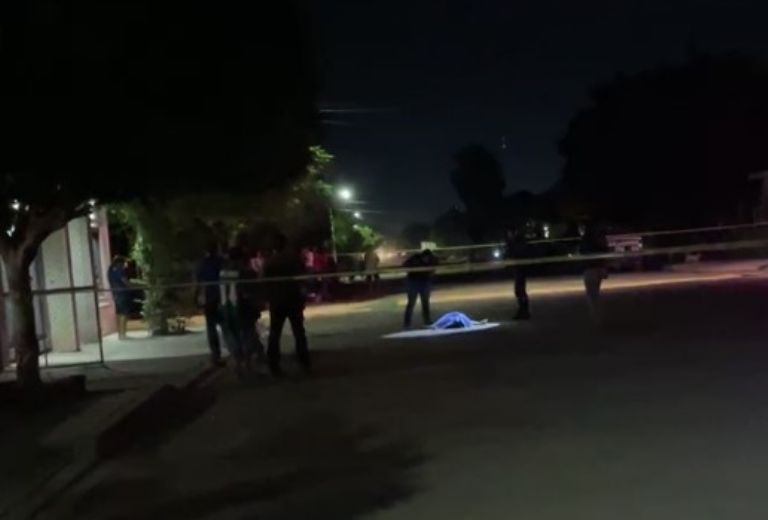 La víctima murió en medio de la calle donde fue atacada