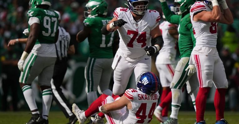 Sus compañeros solicitan ayuda después de la lesión