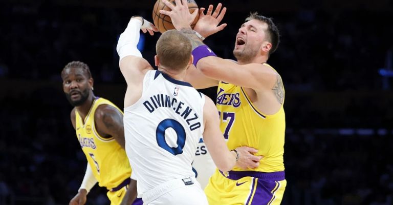 El esloveno recibe un golpe de DiVicenzo de los TWolves