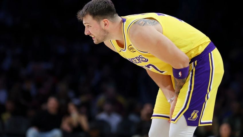 Duro golpe a Lakers, Doncic se lesiona y estará fuera por al menos una semana