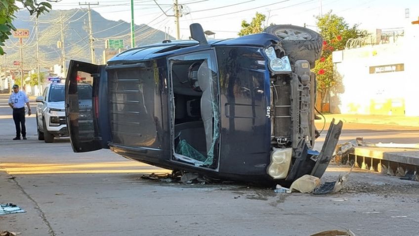 Conductor termina en el hospital tras protagonizar aparatosa volcadura al sur de Hermosillo
