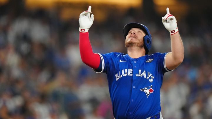 Mexicano hace historia en la MLB: Kirk iguala récord de jonrones en postemporada para los receptores