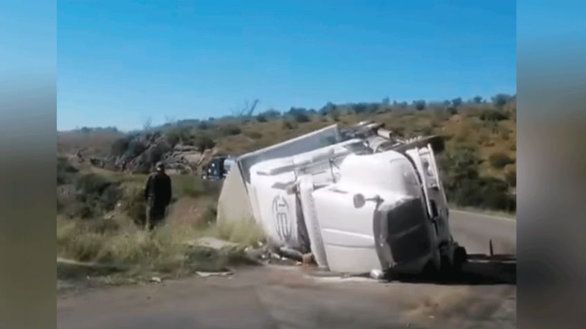 Tractocamión vuelca en la Sierra de Cananea–Ímuris y causa fuerte congestionamiento vial