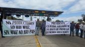 Foto ilustrativa de la nota titulada: Productores de maíz bloquean carreteras y cierran la Segob con cadenas por protestas