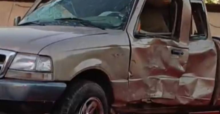 La camioneta siniestra tuvo que ser remolcada por una grúa particular.