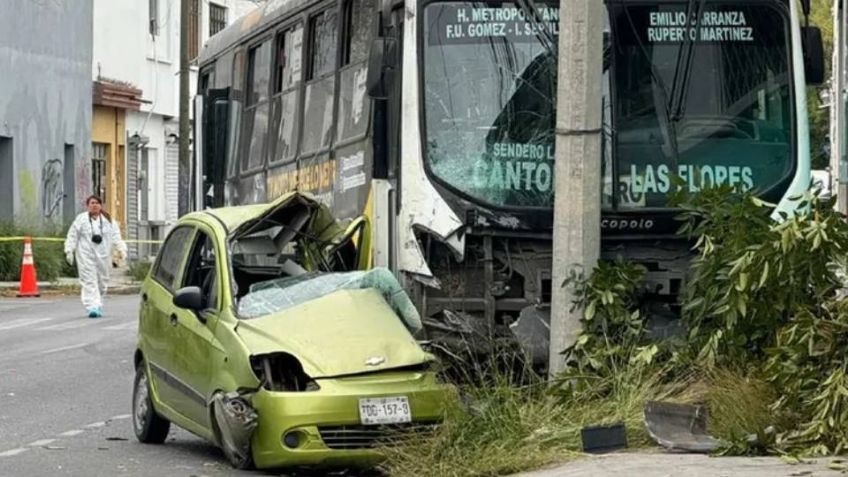 (VIDEO) Mujer muere durante aparatoso accidente en Monterrey; se distrajo con su celular