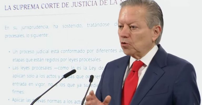 Arturo Zaldívar  coordinador General de Política y Gobierno