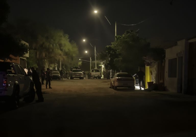 El cuerpo de la víctima  quedó junto a un automóvil estacionado