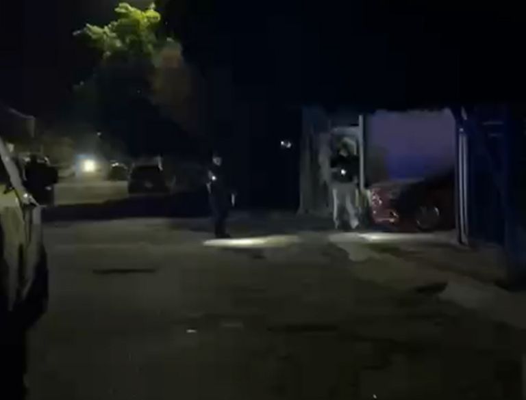 Autoridades revisan el suelo en busca de casquillos percutidos