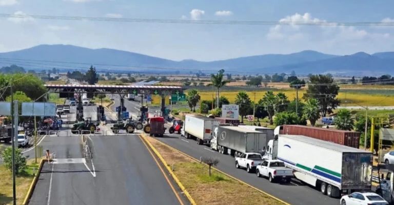  Agricultores intensifican bloqueos en cinco estados de México