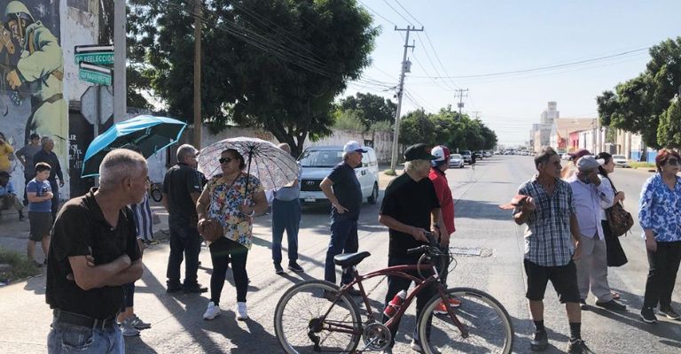 Ciudad Obregón: Vecinos de la colonia Benito Juárez bloquean calles por mal estado de drenaje y vialidades