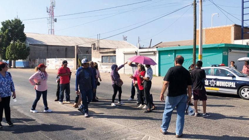 Vecinos de la colonia Benito Juárez en Ciudad Obregón bloquean calles por crisis de drenajes colapsados