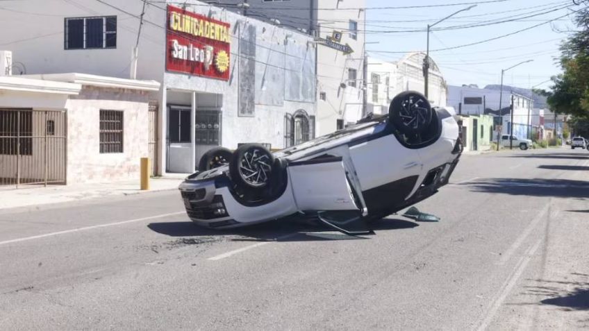 Se habría pasado el alto: Choque entre camionetas deriva en volcamiento en Hermosillo