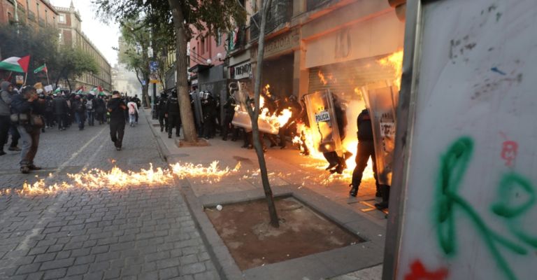 Lanzan bombas molotov a policías de la SSC