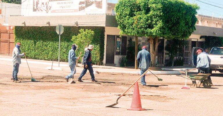 Realizan bacheo en vialidades principales de Ciudad Obregón con más de 300 metros cúbicos de asfalto