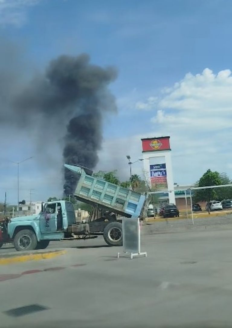 La columna de humo negro se pudo observar desde varios sectores de Hermosillo.