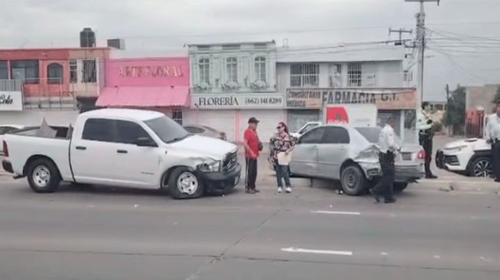 Accidentes en Hermosillo: Camioneta de la AMIC choca y mujer se estrella contra un árbol